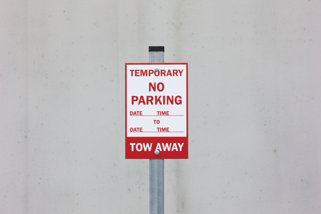 temporary-no-parking-sign_on_a_sign_post